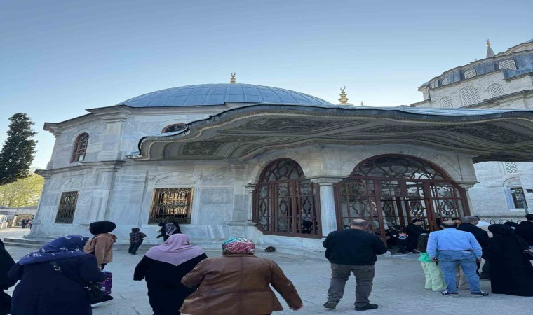 İstanbulda vatandaşlar türbeleri ziyaret etti