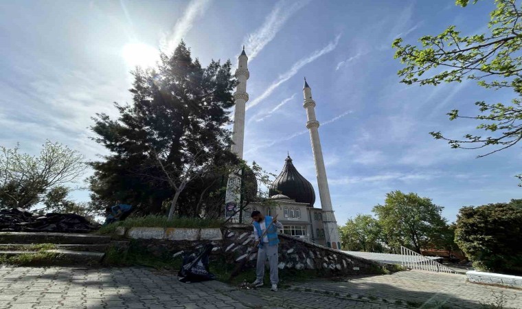 İzmirde yükümlüler, camileri Ramazan Bayramına hazırlıyor