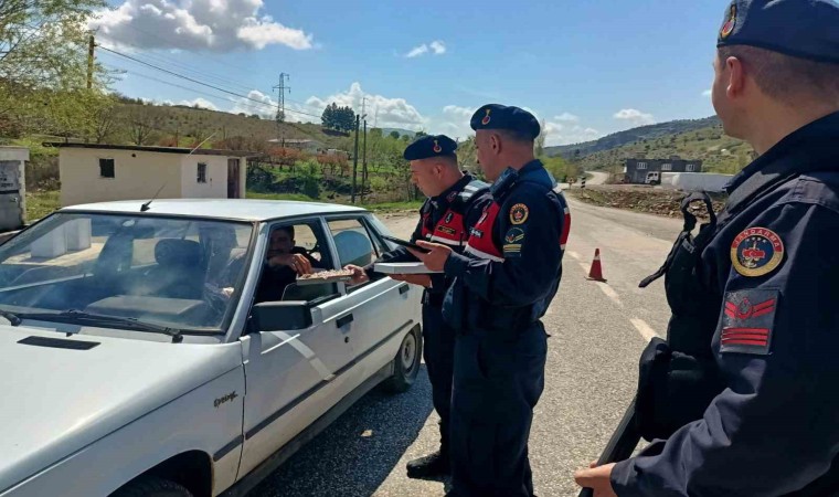 Jandarma sürücülere şeker ve kolonya ikram etti