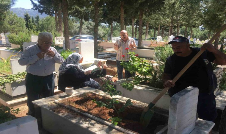 Kemer Mezarlığında bayram yoğunluğu