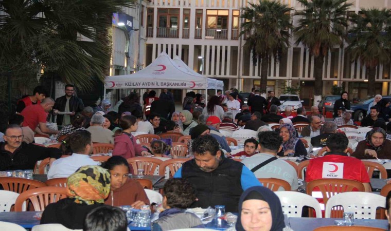 Kızılay Aydında iftar yemeği verdi