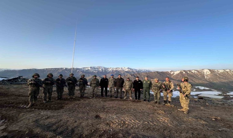 Korgeneral Metin Tokel, Selçuk Bayraktar ve Ahmet Akyoldan sınır birliklerine bayram ziyareti