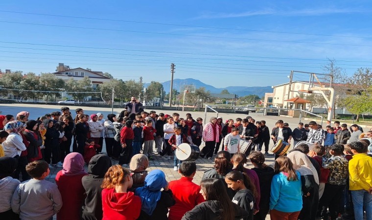 Köyceğizde öğrenciler ramazan davulu çalıp, mani söyledi