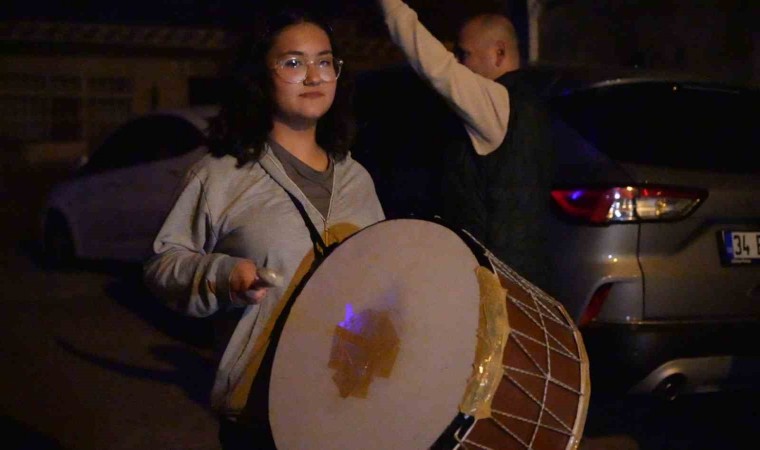 Küçükçekmecede ameliyat olan ramazan davulcusunun görevini 14 yaşındaki kızı Elif üstlendi