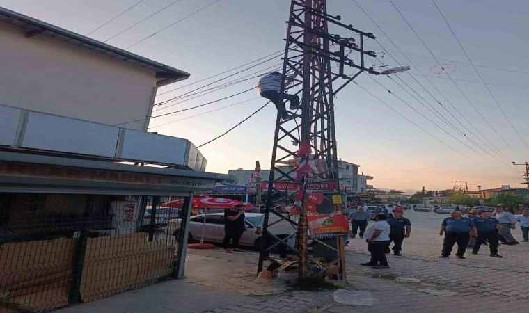 Kumluda intihar için elektrik direğine çıkan şahıs ikna edildi