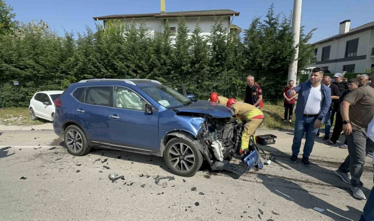 Mahalle arasında sıkışmalı kaza: 2 yaralı