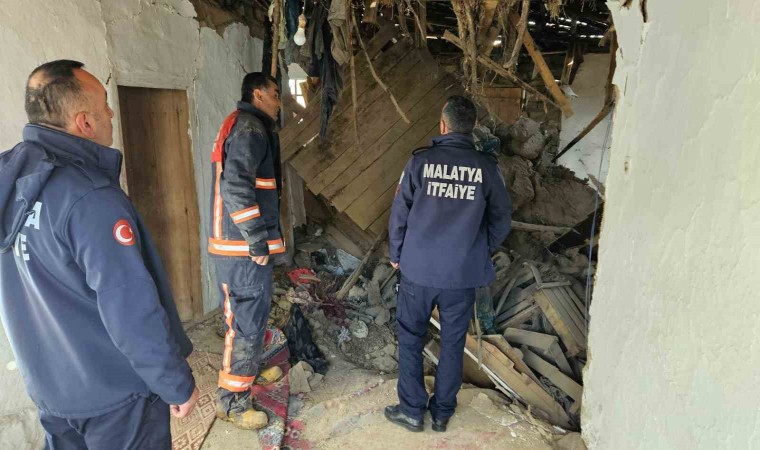 Malatyada ağıl çöktü, göçük altında kalan 6 büyükbaş hayvanı itfaiye kurtardı