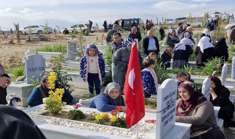 Malatyada mezarlıkta hüzünlü bayram