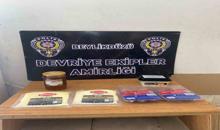 Marketten sucuk ve peynir çalan hırsız kamerada