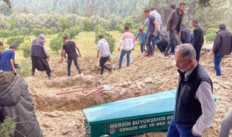 Mersinde cinayete kurban giden 3 kişilik ailenin cenazeleri defin edildi