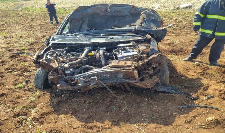 Midyatta tekeri patlayan otomobil yol kenarına savruldu: 2 yaralı