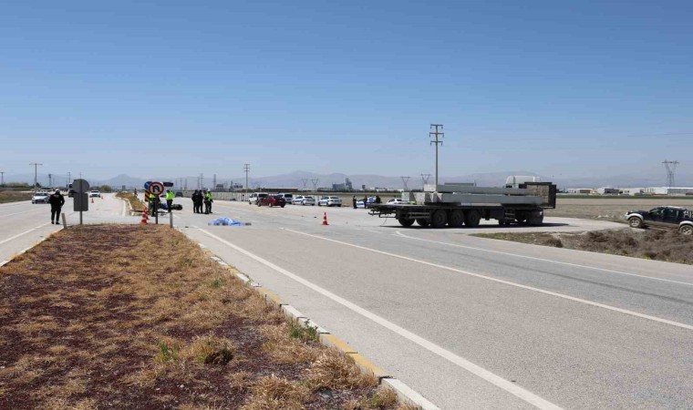 Motosiklet tıra çarptı, sürücü öldü