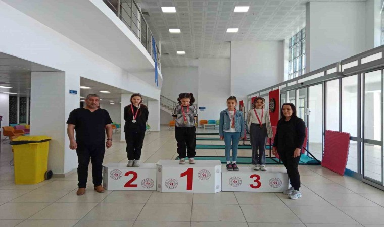 Öğrenciler, dart turnuvasına yoğun ilgi gösterdi