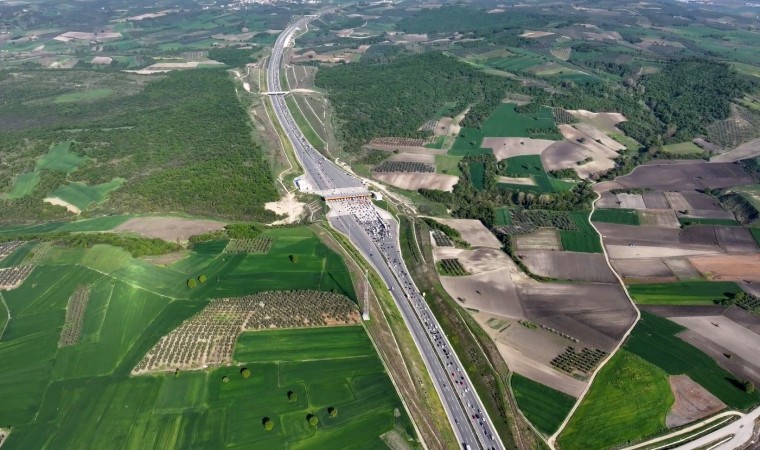 On binlerce insan yollarda İstanbula dönmeye çalışıyor