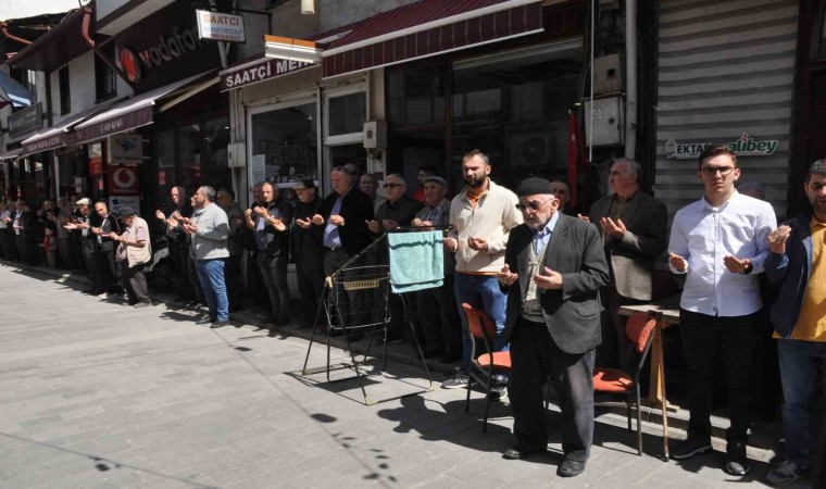 Onlarca esnaf, Ramazan ayının son Cumasında ellerini semaya açtı