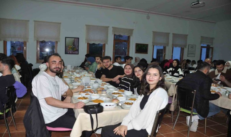 Onlarca öğrenci iftarda bir araya geldi