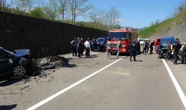 Orduda cenaze yolunda kaza: 2si ağır 5 yaralı