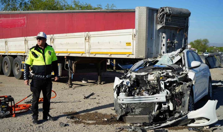 Otomobil servis aracı beleyen yayaya ve tır dorsesine çarptı: 1 ölü, 2 ağır yaralı