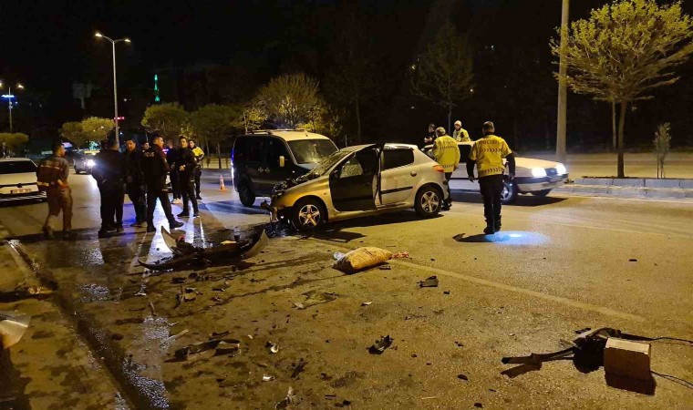 Otomobil yol süpürme aracına çarptı: 1 yaralı