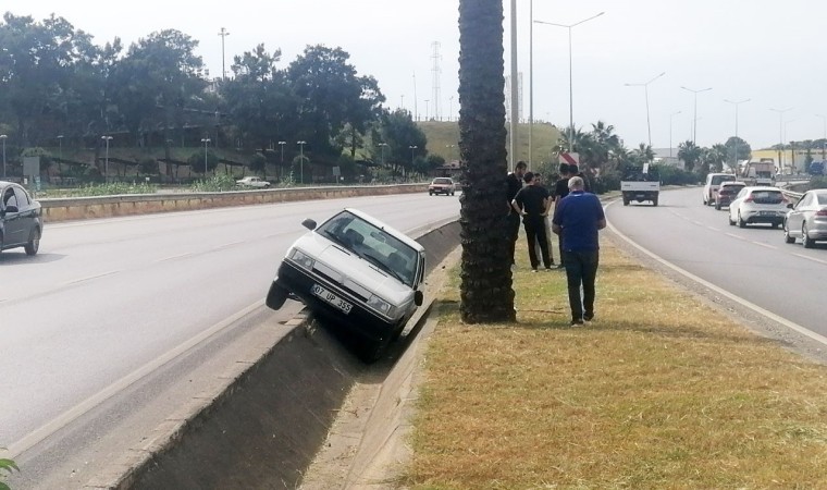 Otomobile çarptı tahliye kanalına devrildi