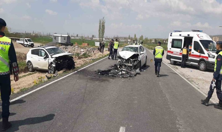 Otomobiller kafa kafaya çarpıştı: 7 yaralı