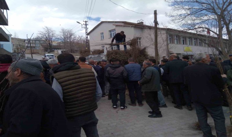 Özalpta çiftçilere meyve fidanı dağıtımı