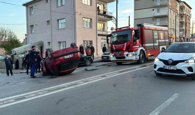 Park halindeki araca çarpan otomobil ters döndü: 1 yaralı