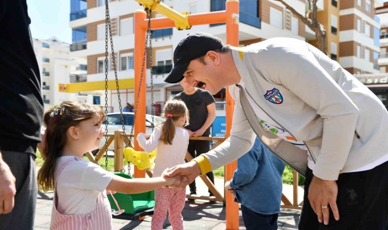 Parkı temizleyen çocuklara başkandan sürpriz ziyaret