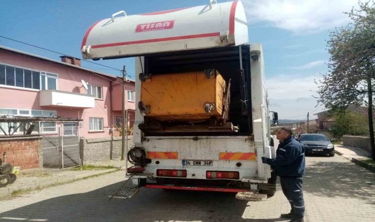 Pazaryerinde çöp konteynerleri yıkandı