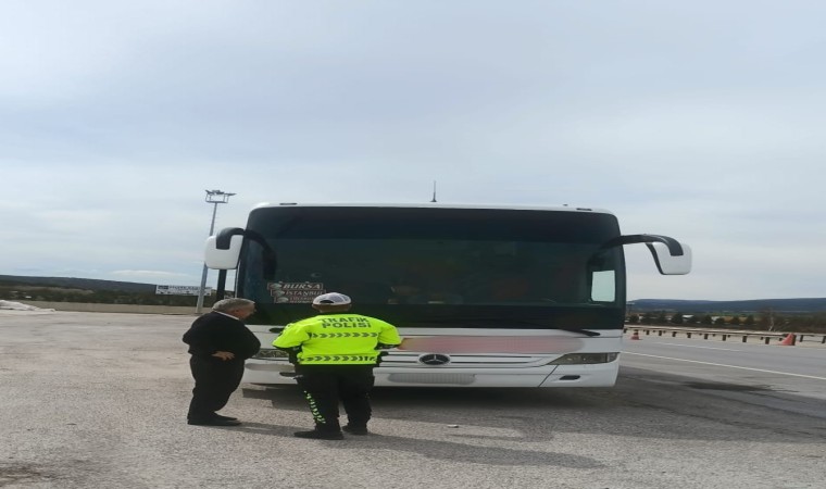 Polis ekipleri şehirlerarası otobüslerde emniyet kemeri bilgilendirmesi yaptı