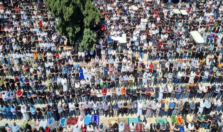 Ramazan ayının son cumasında 120 bin Müslüman Mescid-i Aksada saf tuttu