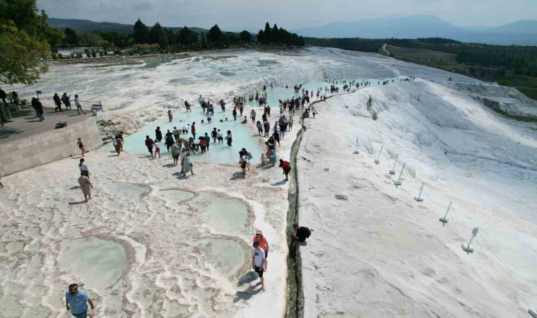 Ramazan Bayramında yerli turistler Pamukkaleye akın etti