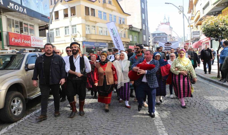 Rizede Turizm Haftası kortej yürüyüşü renkli görüntülere sahne oldu