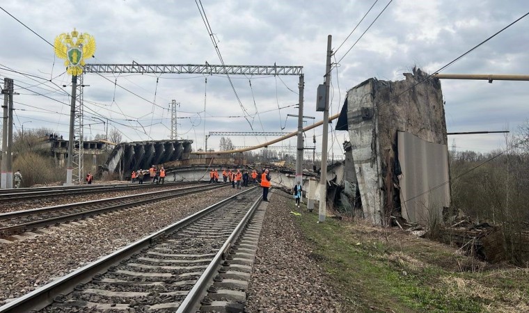 Rusyada demiryolu üzerindeki köprü çöktü: 1 ölü, 5 yaralı