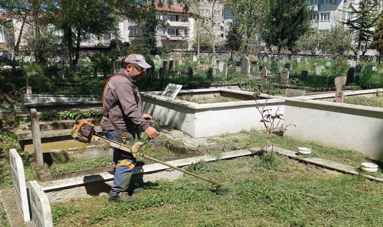 Sakaryada mezarlıklar bayrama hazırlanıyor