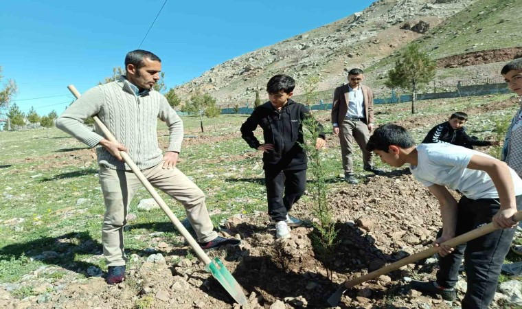 Sasonda öğretmen ve öğrenciler fidan dikimini geleneksel hale getirdi