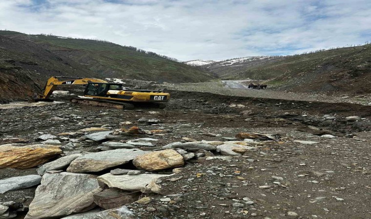 Sel felaketi köy yolunu ikiye ayırdı, ekipler hamile kadın için seferber oldu