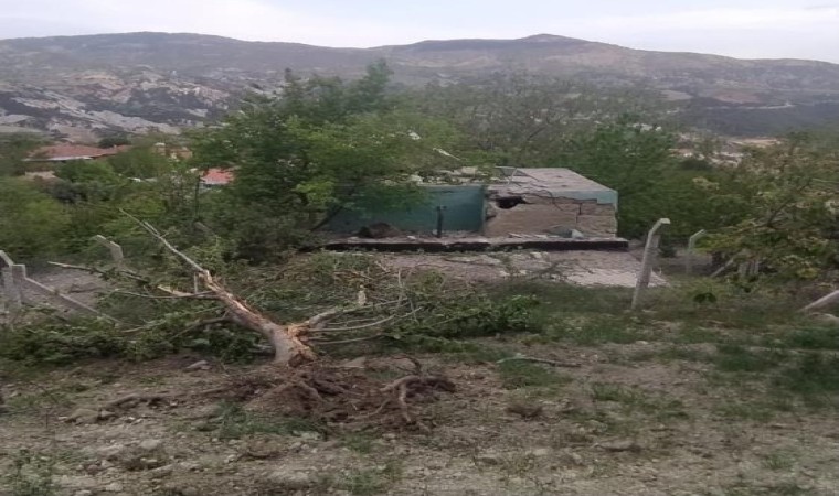 Selendide dağdan kopan kaya parçaları su deposunu yıktı