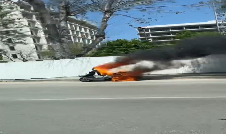 Seyir halindeki motosiklet alev alev yandı, ilk müdahale trafik polisinden