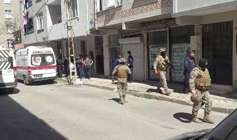 Sultanbeylide bir kişi kendini eve kilitledi, devreye özel harekat polisleri girdi