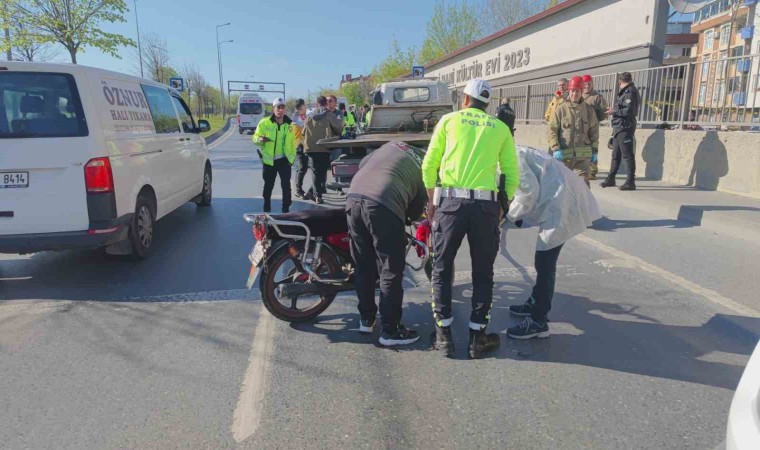 Sultangazide duvar ile trafik uyarı levhası arasına sıkışan motosikletli hayatını kaybetti