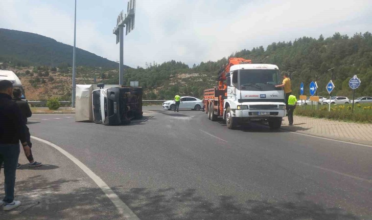 Sürücü virajı alamadı, yan yatan kamyonetteki 2 kişi yaralandı