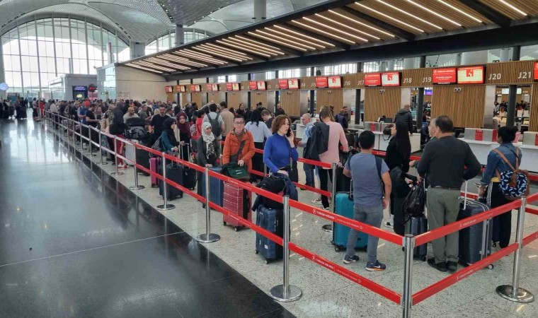 Tatilin ikinci gününde de İstanbul Havalimanında yoğunluk sürüyor