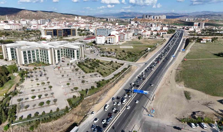 Tatilin son gününde 43 ilin geçiş güzergahındaki trafik yoğunluğu havadan görüntülendi