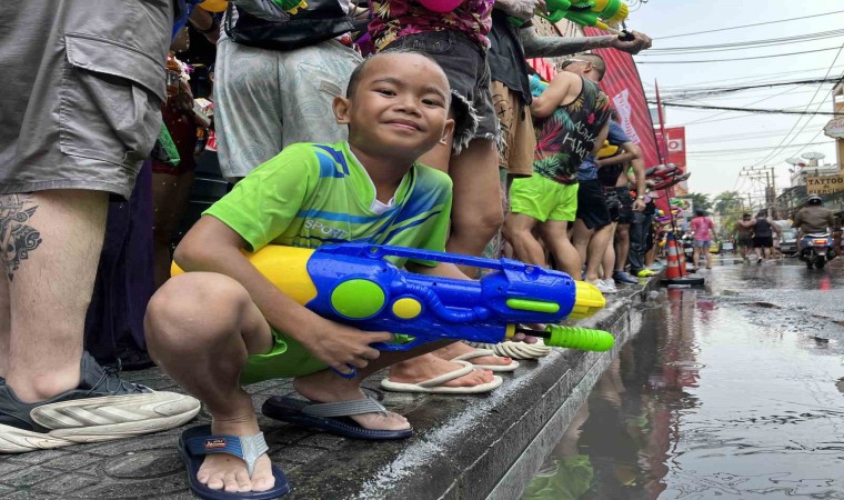 Taylandda su festivali renkli görüntülerle başladı