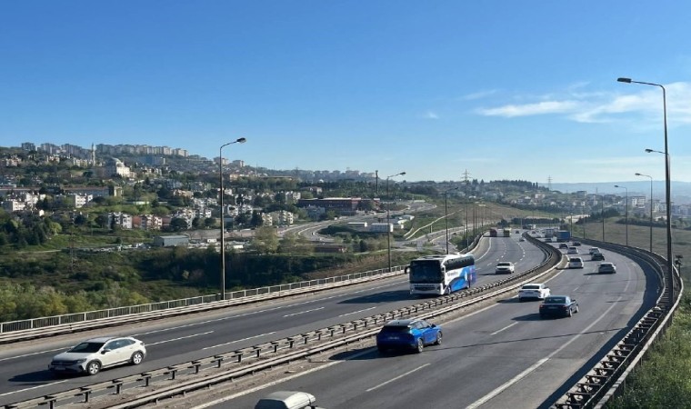 TEM Otoyolunun Kocaeli geçişinde akıcı bayram trafiği yoğunluğu