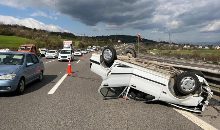 TEMde otomobil takla attı: 2 yaralı