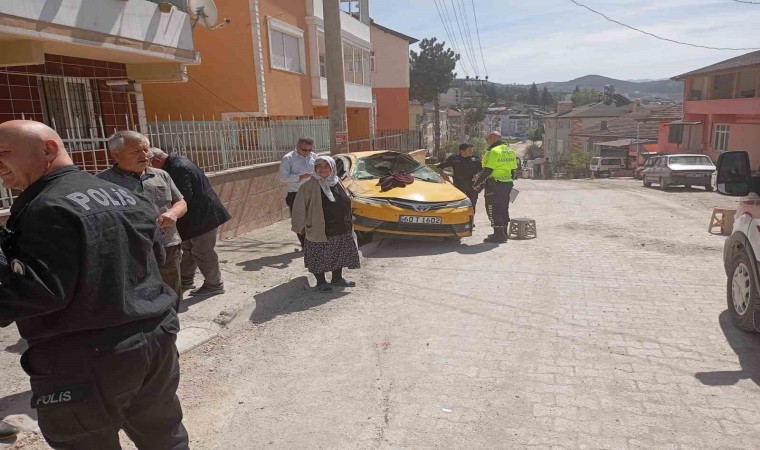 Tokatta yokuş aşağı inen taksi takla attı: Yolcu yaralandı