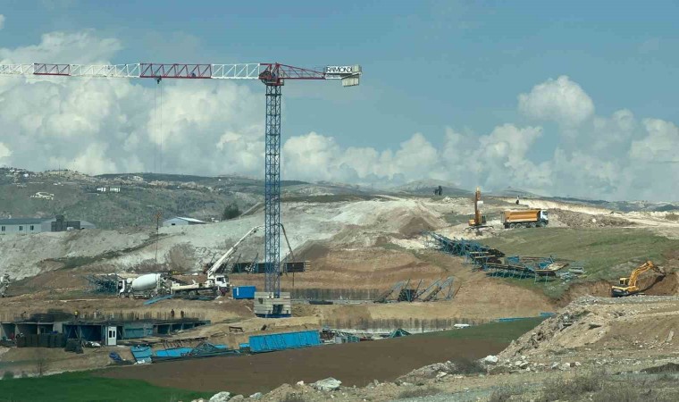 Toprak zemindeki yarıklar paniğe neden oldu