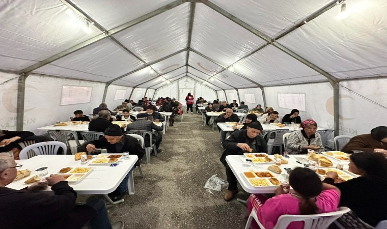 Türk Kızılay Manisa Şubesi, Ramazan ayı boyunca 10 bin kişiye iftar verdi